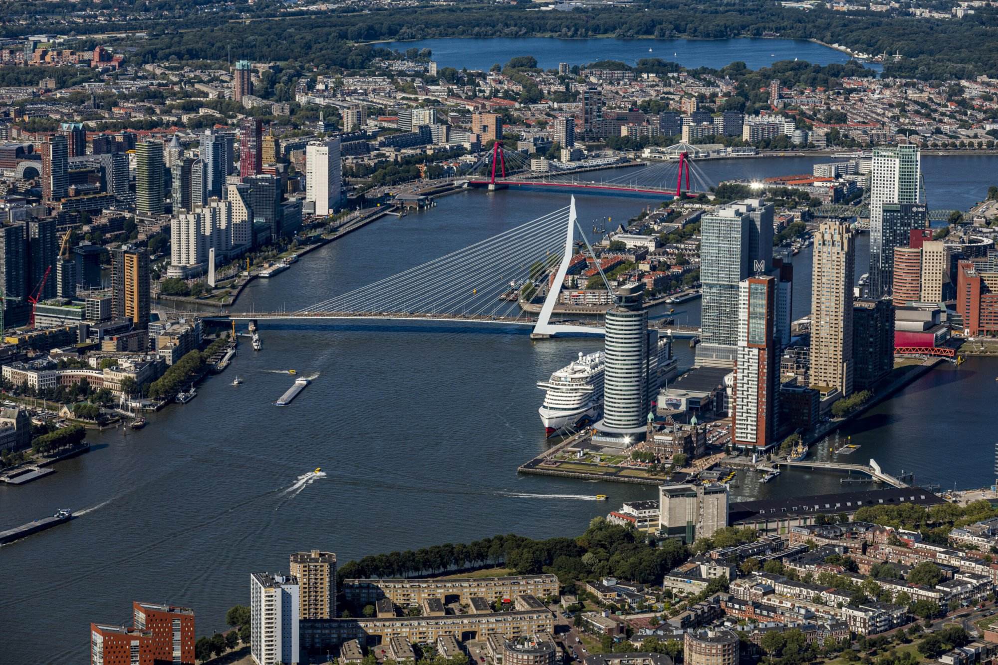 Luchtbeeld van Rotterdam met centraal de Erasmusbrug