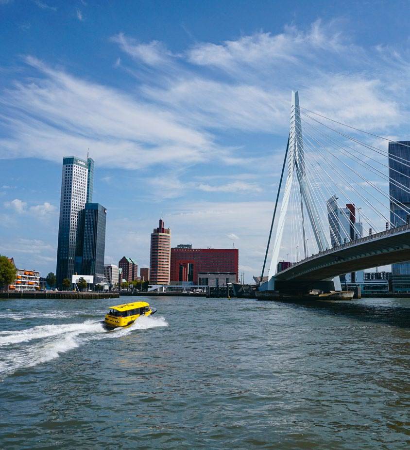 Watertaxi voor de Erasmusbrug