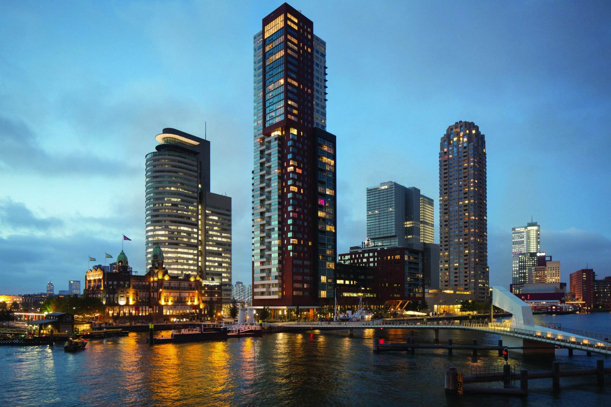 Skyline van Rotterdam tegen een schemerachtige achtergrond