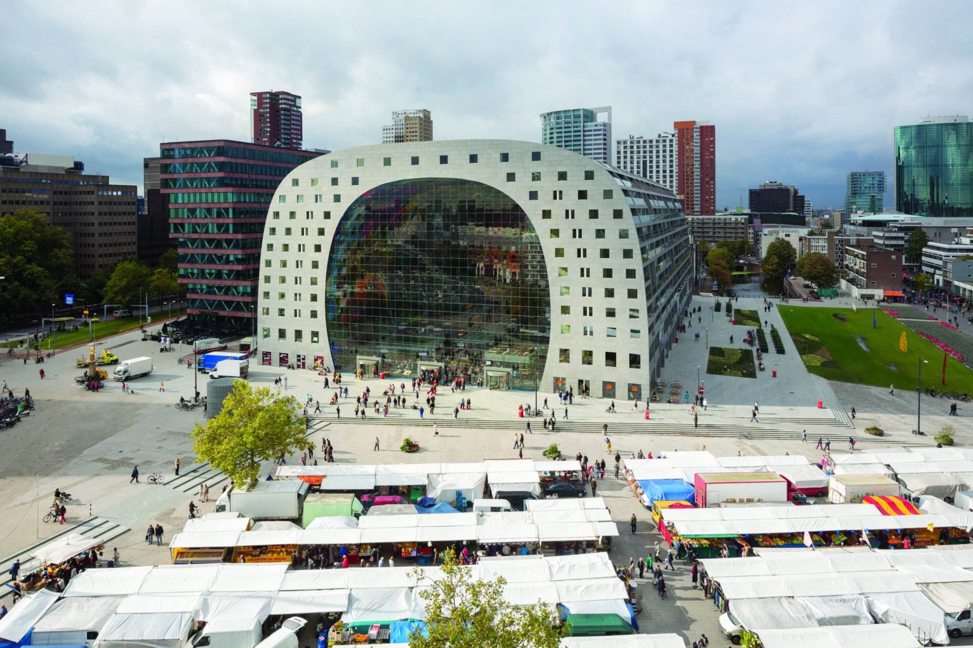 De Markthal gedurende een marktdag op Blaak