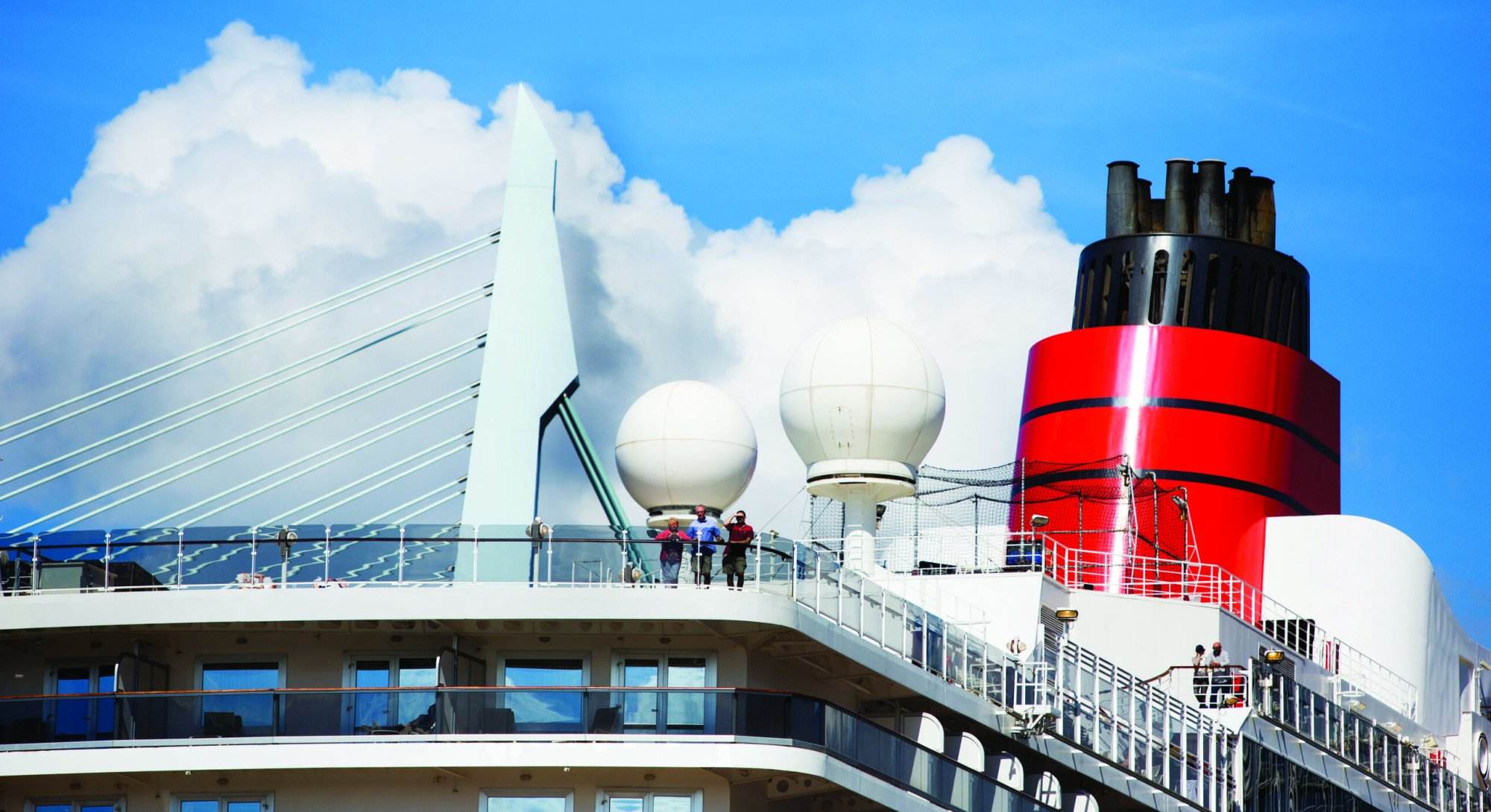 SS Rotterdam met Erasmusbrug op de achtergrond